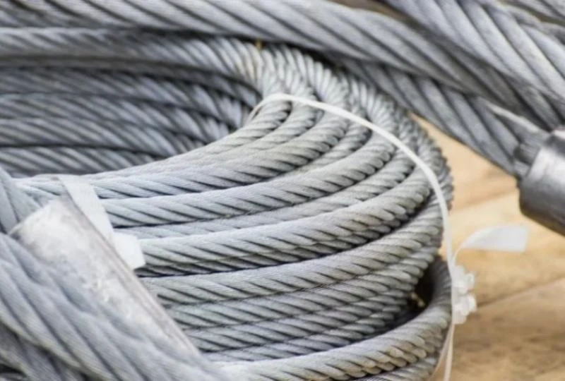 Stainless steel wire rope brush with flexible tempered filaments